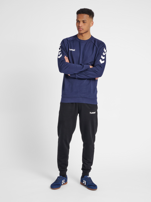 HUMMEL GO COTTON SWEATSHIRT, MARINE, model