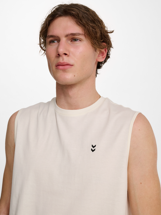 hmlHIIT MUSCLE TANK TOP, TOFU, model