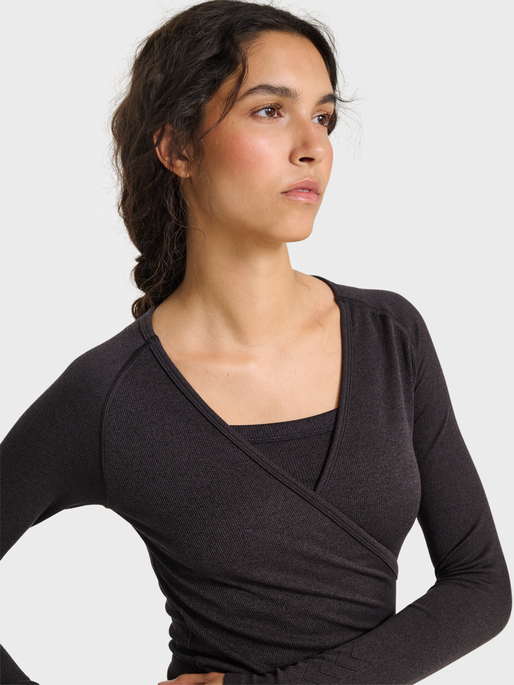 hmlYOGA SEAMLESS RIB T-SHIRT L/S, BLACK MELANGE, model