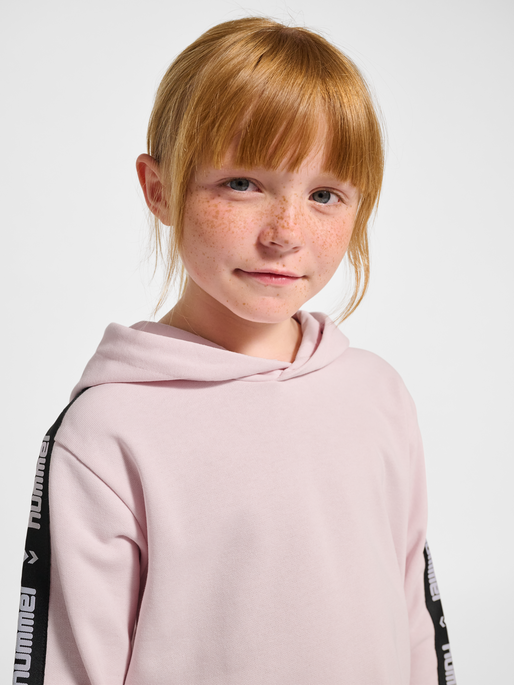 hmlJR DANCE HOODIE, BARELY PINK, model