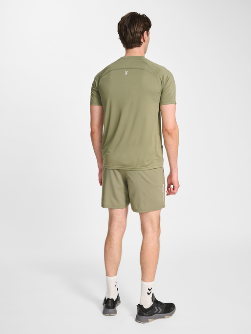 hmlPULSE WORKOUT SET, DEEP LICHEN GREEN, model