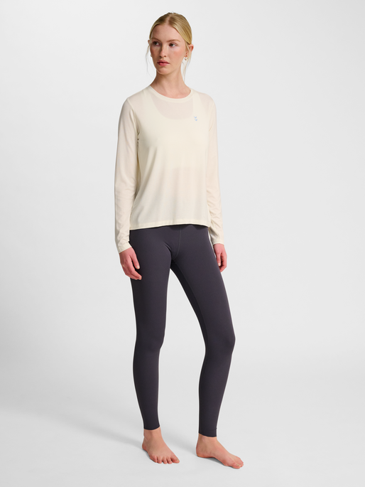 hmlYOGA SOFT LOOSE W T-SHIRT LS, TOFU, model