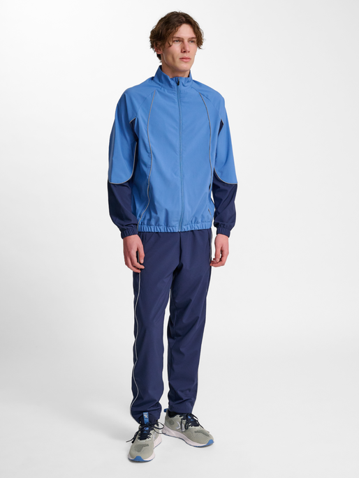 hmlPULSE WOVEN ZIP JACKET, RIVERSIDE, model