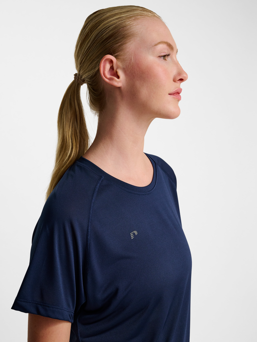 nwlBEAT W T-SHIRT, BLACK IRIS, model