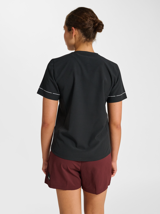 nwlBREATHE W T-SHIRT, BLACK, model