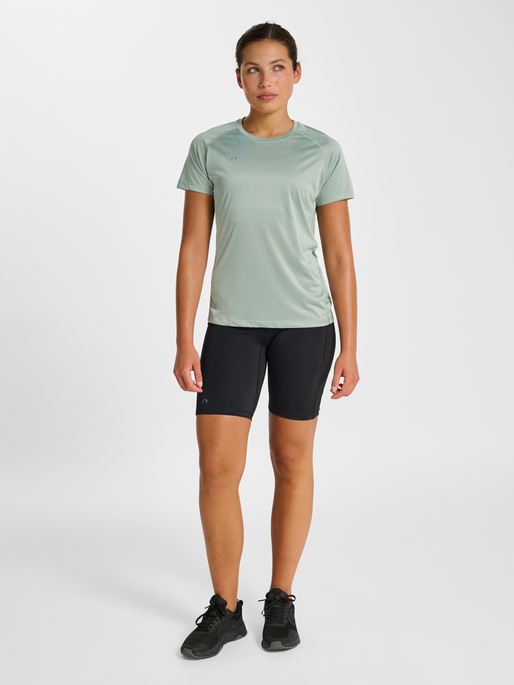 nwlBEAT W T-SHIRT, GREEN MILIEU, model